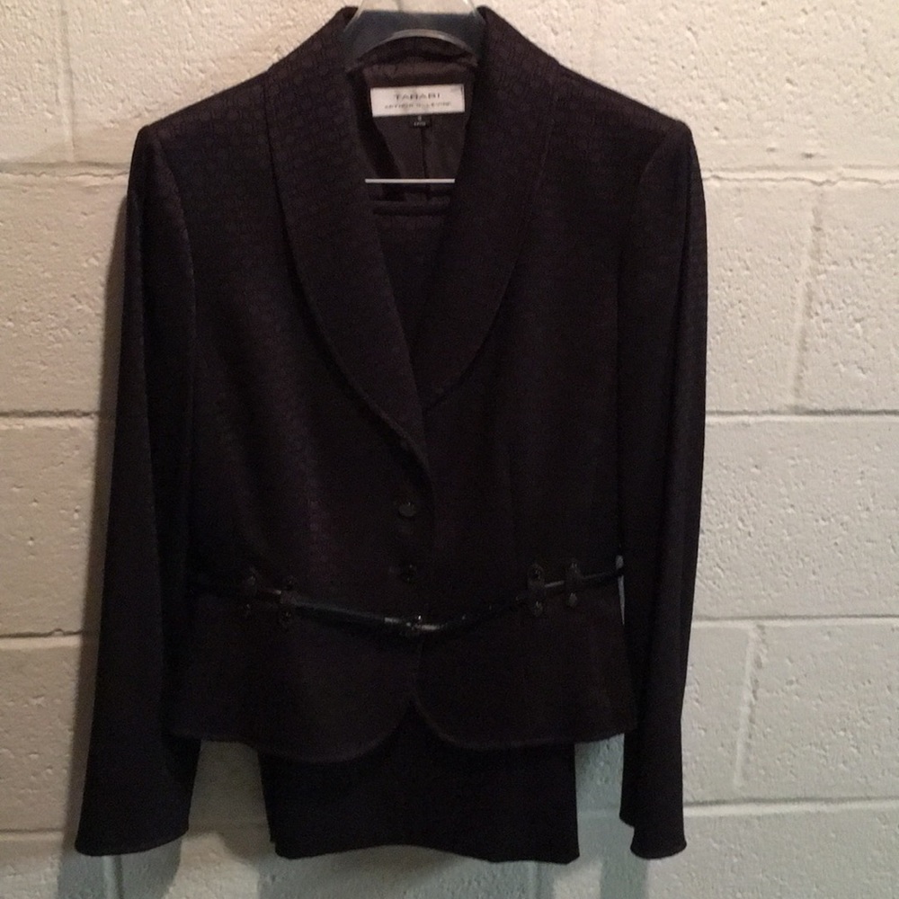Tahari suit set size 6